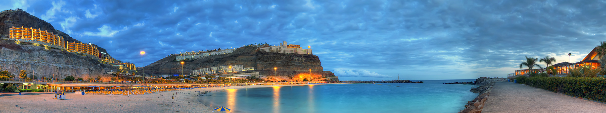 playa de los Amadores, ao anoitecer