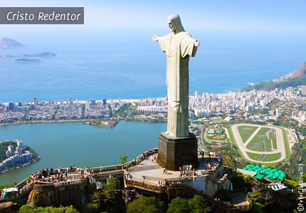 O Cristo Rededentor abraça a cidade do Rio de Janeiro a 706m de altitude.