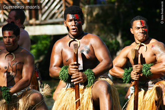Guerreiros maoris realizando um Haka