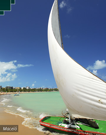 barco na praia de Maceió