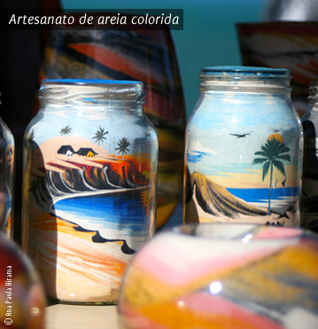 Artesanato de areias coloridas, típico de Fortaleza