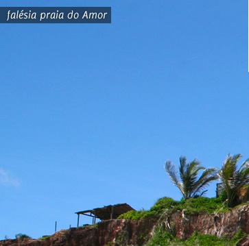 As falésias da praia do Amor são extremamente coloridas