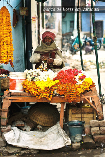 banca de flores no mercado de Varanasi
