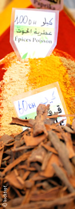 banca de especiarias no souk em Agadir